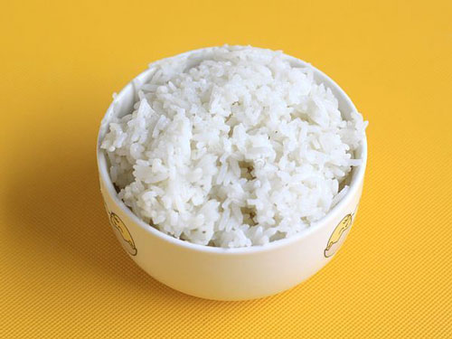 准备一碗煮熟的白米饭