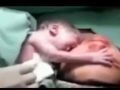 护士把刚出生宝宝抱妈妈身边宝宝反应让你融化
